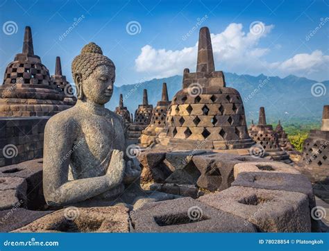  Borobudur: Monumentalny cud z kamienia i mistycznej narracji!